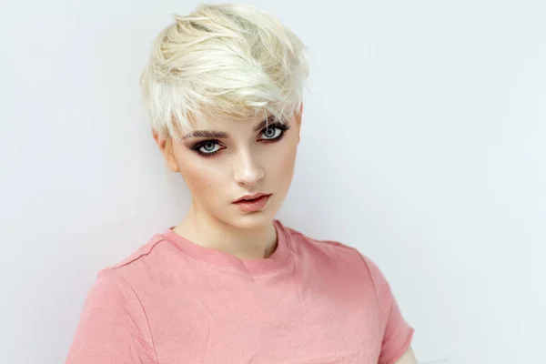 Beauty Porträtt Blond Modell Stökigt Kort Hår — Stockfoto