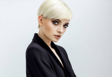 Moda portre Bayan kısa saç modeli