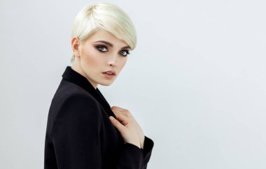 Moda portre Bayan kısa saç modeli