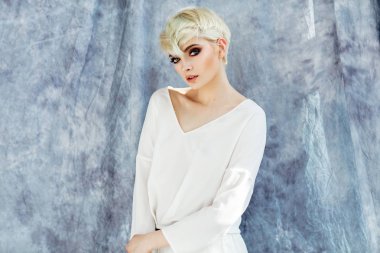 Kısa saçlı Genç kadın modeli portresi