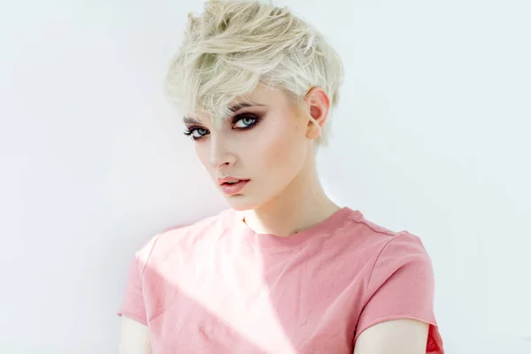 Piękno Portret Blond Modelka Krótkie Włosy — Zdjęcie stockowe