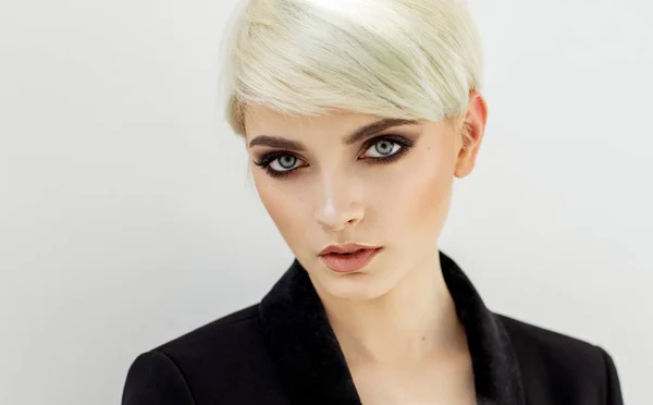 Schönheitsporträt Des Modischen Blonden Models Mit Natürlicher Haut — Stockfoto
