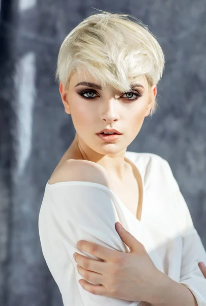 Модний Портрет Жіночої Моделі Короткому Волоссі — стокове фото