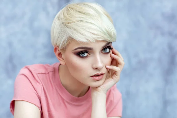 Portrét Mladé Ženy Modelu Krátké Vlasy — Stock fotografie