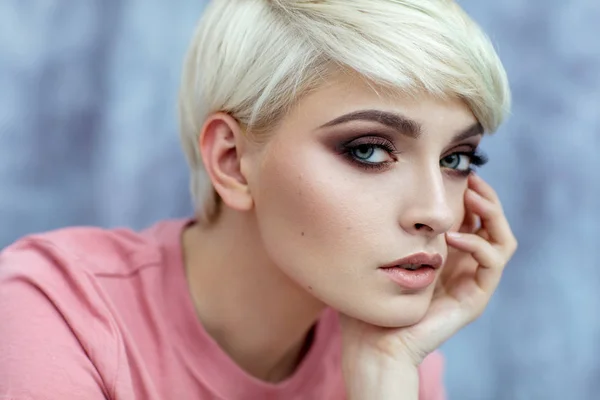 Retrato Modelo Femenino Joven Maquillaje Moda Con Pelo Corto Mirando — Foto de Stock