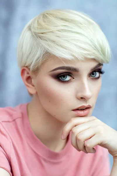 Beauty Portrait Blond Model Fashionable Haircut — Stock Photo, Image
