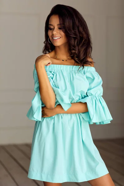 Hermosa Chica Afroamericana Joven Sonriendo Posando Vestido Elegante —  Fotos de Stock