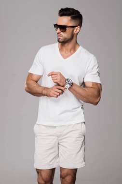 Yakışıklı erkek güneş gözlüğü takıyor yaz giysileri