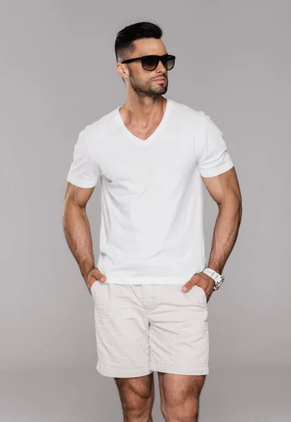 Hombre Guapo Ropa Verano Con Gafas Sol — Foto de Stock