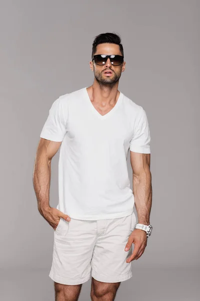 Hombre Guapo Ropa Verano Con Gafas Sol — Foto de Stock