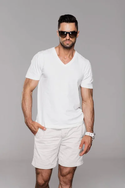Przystojny Mężczyzna Letnie Ubrania Nosić Okulary Przeciwsłoneczne — Zdjęcie stockowe