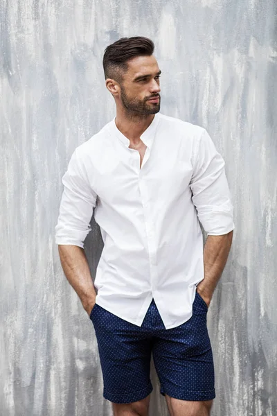 Przystojny Model Mężczyzna Sobie Białą Koszulę — Zdjęcie stockowe