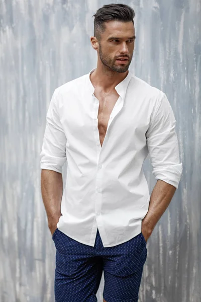 Hombre Guapo Camisa Blanca Pantalones Cortos Posando — Foto de Stock