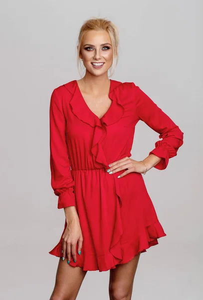 Bela Mulher Loira Sorridente Vestido Vermelho Isolado Fundo Cinza — Fotografia de Stock