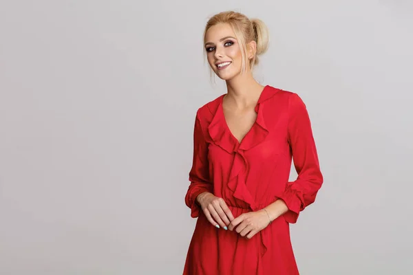 Bela Mulher Loira Sorridente Vestido Vermelho Isolado Fundo Cinza — Fotografia de Stock