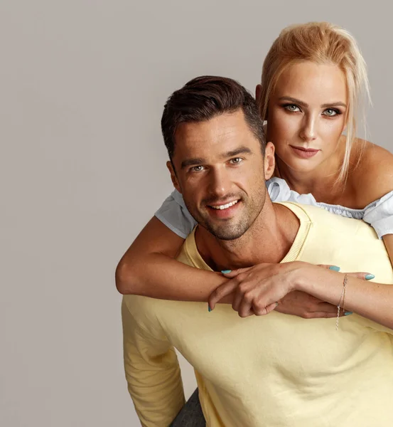 Hermosa Pareja Sonriendo Fondo — Foto de Stock