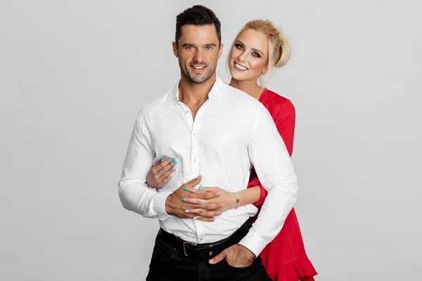 Casal Bonito Sorrindo Abraçando Outro Olhando Para Câmera Casal Isolado — Fotografia de Stock