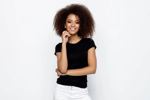 Schöne Lächelnde Schwarze Frau Isoliert Auf Weiß — Stockfoto