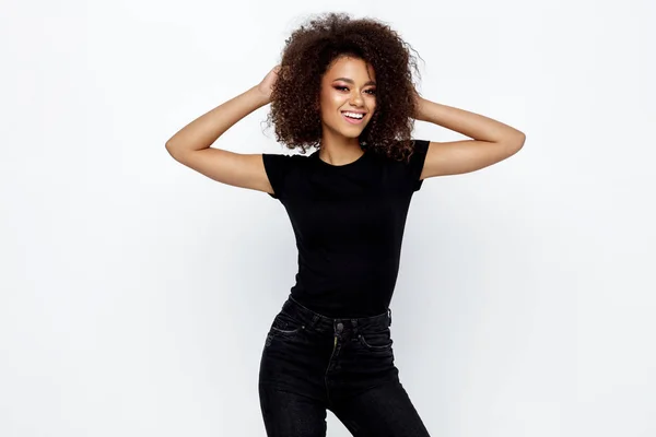 Krásná Úsměvem Afroamerické Ženy Afro Účes Nosí Černé Oblečení Při — Stock fotografie