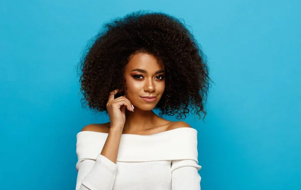 Retrato Bela Mulher Negra Com Penteado Afro Isolado Fundo Azul — Fotografia de Stock