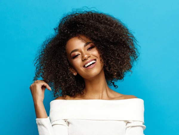 Hermosa Chica Afroamericana Con Peinado Afro Sonriendo — Foto de Stock