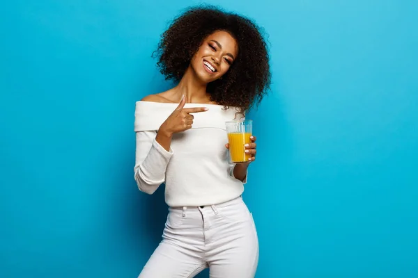 Hermosa Chica Afroamericana Sonriente Mostrando Vaso Jugo Naranja —  Fotos de Stock