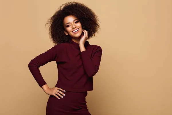 Afro Bir Saç Modeli Kopya Alanı Ile Mutlu Siyah Kadın — Stok fotoğraf
