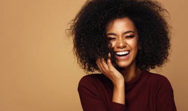 Kopya alanı ile gülen Afro-Amerikan Kız portresi