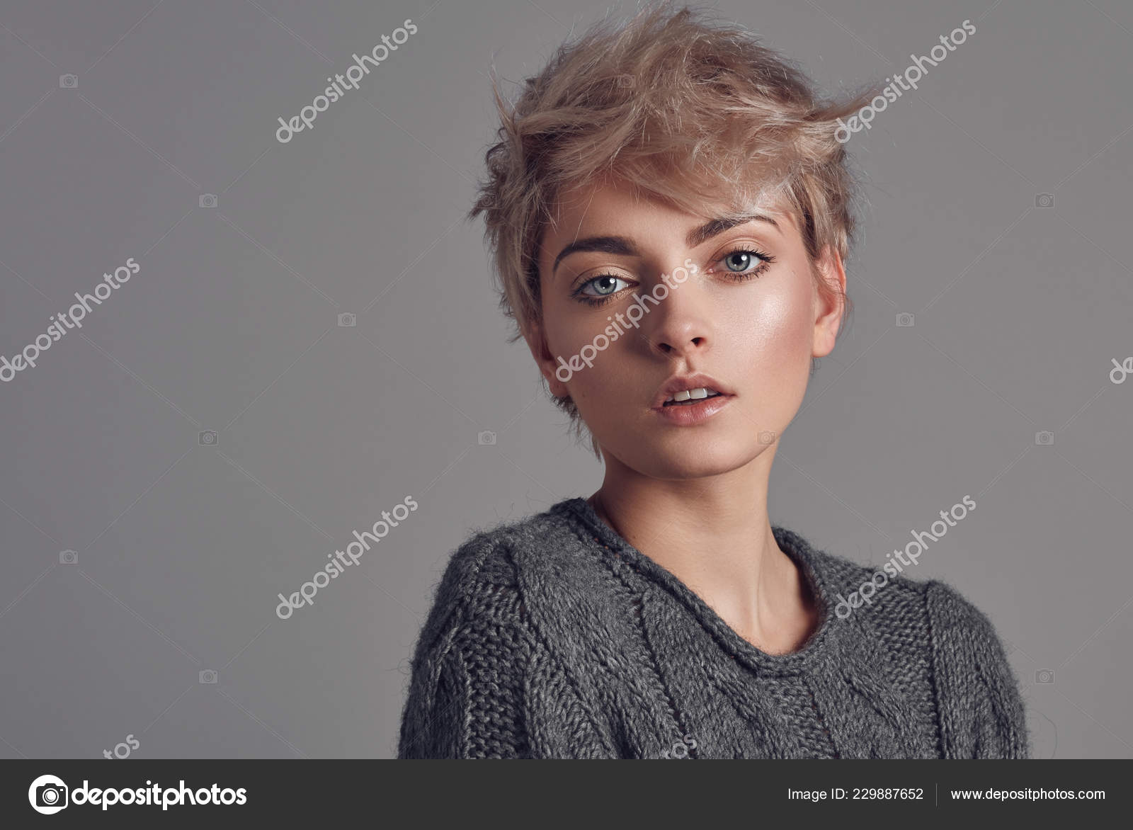 Cerca De Un Retrato De Una Mujer Guapa Foto De Stock C Kiuikson 229887652