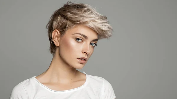 Portret Młodej Dziewczyny Blond Krótkie Fryzury Patrząc Kamery Szarym Tle — Zdjęcie stockowe