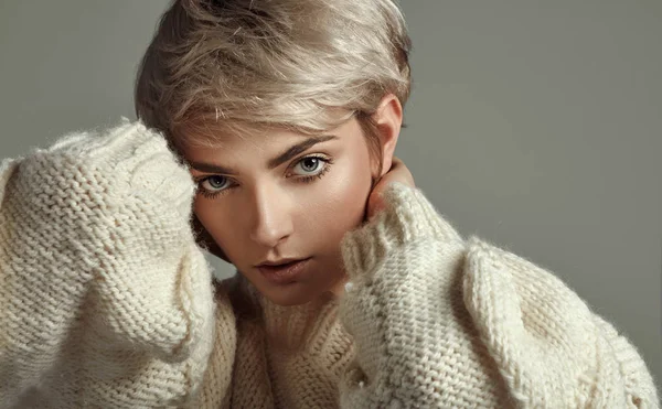 Portret Młodej Dziewczyny Blond Włosy Nosić Sweather Patrząc Kamery Białym — Zdjęcie stockowe