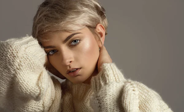 Retrato Beleza Natural Com Cabelo Loiro Curto Olhando Para Câmera — Fotografia de Stock