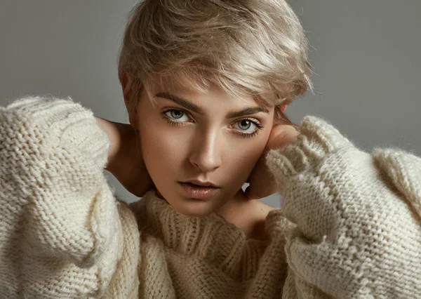 Portrét Mladé Dívky Blond Vlasy Nosit Svetřík Při Pohledu Fotoaparát — Stock fotografie