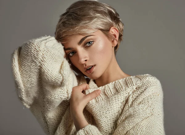 Retrato Chica Joven Con Cabello Rubio Usar Suéter Mirando Cámara — Foto de Stock