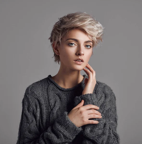Modeporträt Einer Jungen Frau Mit Blonden Kurzen Haaren Auf Grauem — Stockfoto