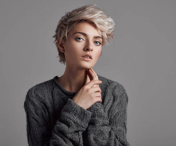 Mode Portret Van Een Jonge Vrouw Met Blond Kort Haar — Stockfoto