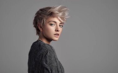 Moda portre sarışın kısa saçlı kadın modeli kazak giymek 