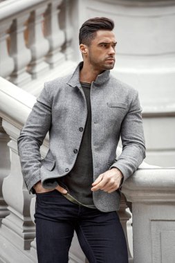 Gri ceketli yakışıklı adamı