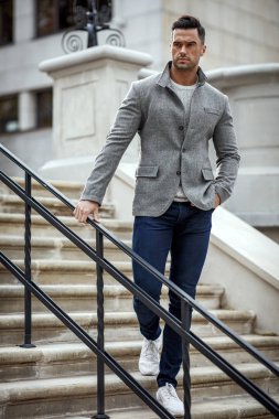 Şık kıyafet yakışıklı adamın tam silhout