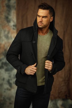 Yakışıklı adam olarak izole arka plan üzerinde siyah yün balıkçı yaka jumper