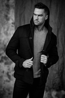 Yakışıklı adam olarak izole arka plan üzerinde siyah yün balıkçı yaka jumper