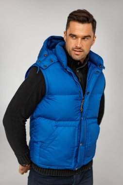 Yakışıklı bir adam portresi giymek mavi Batı ve balıkçı yaka jumperisolated beyaz 