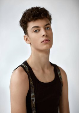 Genç yakışıklı çocuk portresi 