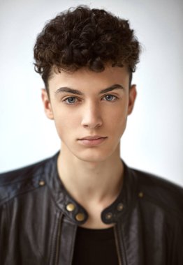 Yakışıklı bir adamın yakın portresi.