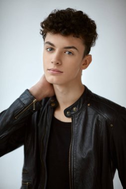 Genç yakışıklı çocuk portresi