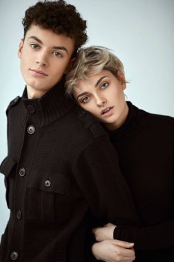 Siyah birbirlerine sarılma içinde güzel genç çift