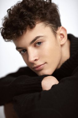 Doğal genç yakışıklı adam portresi
