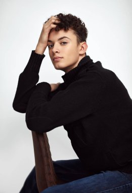 Sandalyeye siting ve düşünme genç erkek modeli