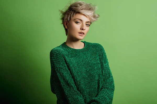 Fashion Portrait Young Woman Blond Short Hair Isoalted Green Background — Stock Photo, Image