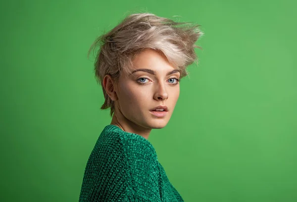 Модний Портрет Молодої Жінки Світлим Коротким Волоссям Ізольованим Зеленому Фоні — стокове фото
